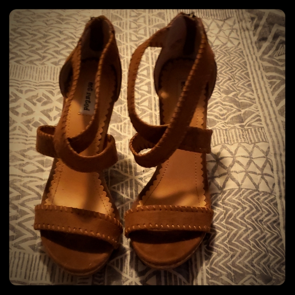 Wedges with tribal design